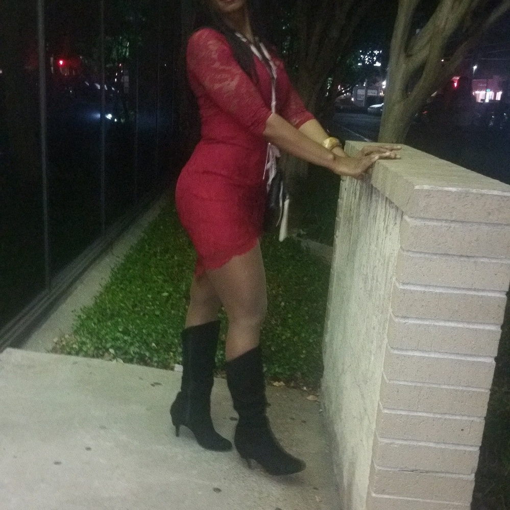 Entry red lace dress.
